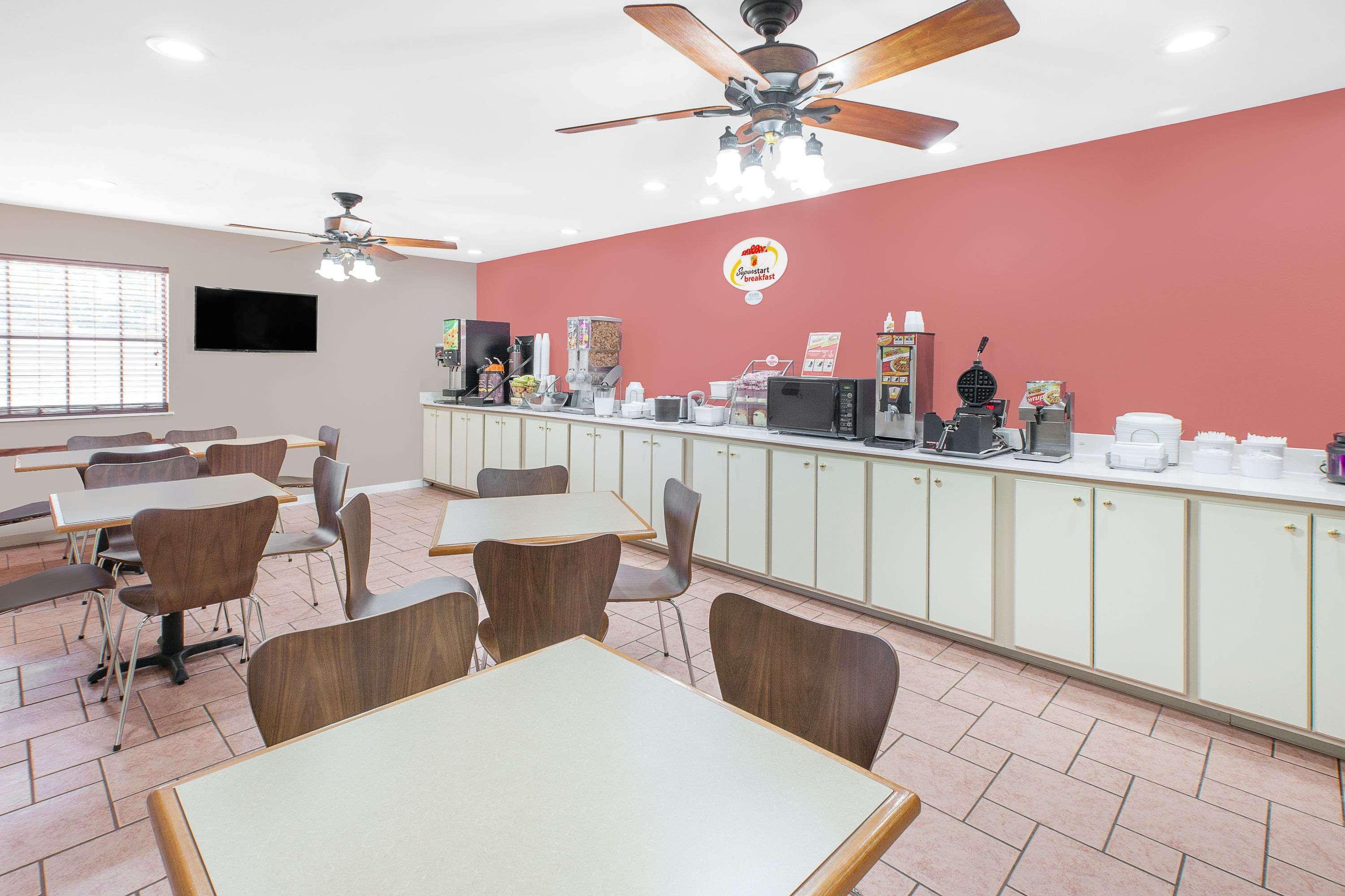 Super 8 By Wyndham Lowell/Bentonville/Rogers Area Экстерьер фото